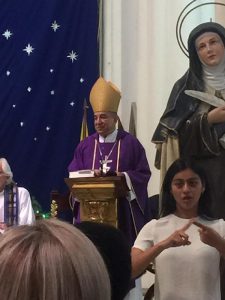 foto de arzobispo en la iglesia durante la misa conmemorativa del día de discapacidad