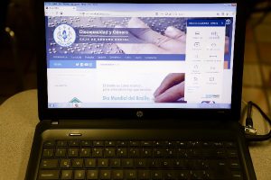 Sitio web de Discapacidad presentado desde una computadora