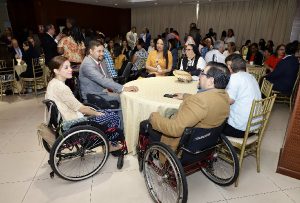 Mesa conformada por personas con discapacidad física